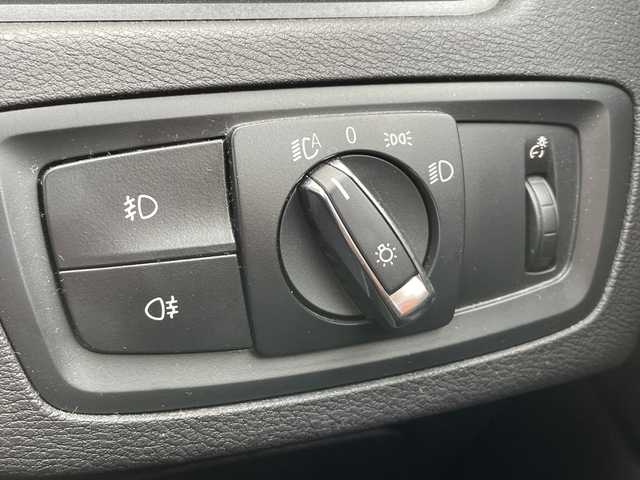 ＢＭＷ Ｘ１ 山口県 2017(平29)年 7.7万km ミネラルホワイト 純正ナビ/DVD/CD/MSV/BT/USB/バックカメラ/純正LEDヘッドライト/純正フォグランプ/オートライト/純正18インチアルミホイール/ハーフレザーシート/前席シートヒーター/パワーバックドア/革巻きステアリング/ステアリングスイッチ/クルーズコントロール/横滑り防止/コーナーセンサー/アイドリングストップ/スマートキー×２/ビルトインETC/ルーフレール/純正フロアマット/トノカバー/電動格納ウインカードアミラー