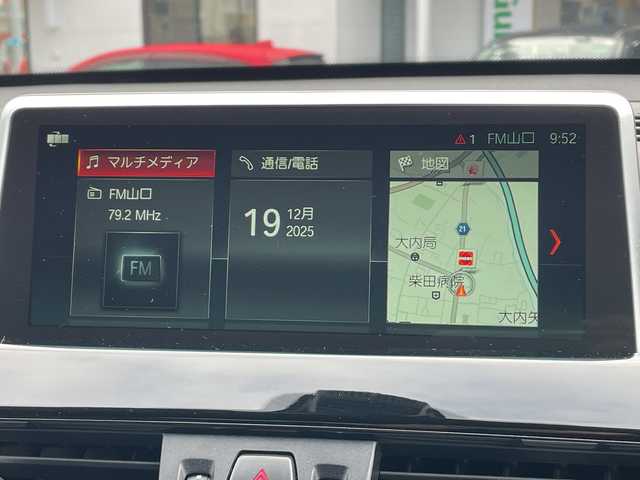 ＢＭＷ Ｘ１ 山口県 2017(平29)年 7.7万km ミネラルホワイト 純正ナビ/DVD/CD/MSV/BT/USB/バックカメラ/純正LEDヘッドライト/純正フォグランプ/オートライト/純正18インチアルミホイール/ハーフレザーシート/前席シートヒーター/パワーバックドア/革巻きステアリング/ステアリングスイッチ/クルーズコントロール/横滑り防止/コーナーセンサー/アイドリングストップ/スマートキー×２/ビルトインETC/ルーフレール/純正フロアマット/トノカバー/電動格納ウインカードアミラー