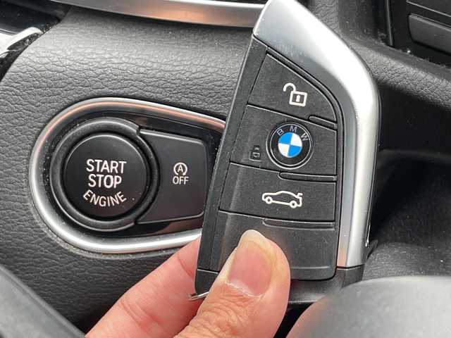 ＢＭＷ Ｘ１ 山口県 2017(平29)年 7.7万km ミネラルホワイト 純正ナビ/DVD/CD/MSV/BT/USB/バックカメラ/純正LEDヘッドライト/純正フォグランプ/オートライト/純正18インチアルミホイール/ハーフレザーシート/前席シートヒーター/パワーバックドア/革巻きステアリング/ステアリングスイッチ/クルーズコントロール/横滑り防止/コーナーセンサー/アイドリングストップ/スマートキー×２/ビルトインETC/ルーフレール/純正フロアマット/トノカバー/電動格納ウインカードアミラー