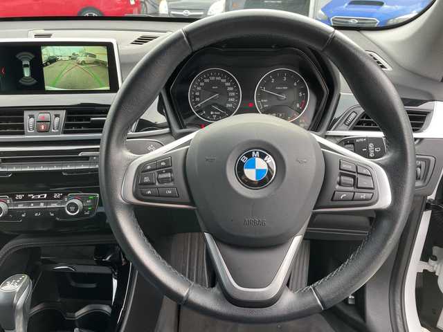 ＢＭＷ Ｘ１ 山口県 2017(平29)年 7.7万km ミネラルホワイト 純正ナビ/DVD/CD/MSV/BT/USB/バックカメラ/純正LEDヘッドライト/純正フォグランプ/オートライト/純正18インチアルミホイール/ハーフレザーシート/前席シートヒーター/パワーバックドア/革巻きステアリング/ステアリングスイッチ/クルーズコントロール/横滑り防止/コーナーセンサー/アイドリングストップ/スマートキー×２/ビルトインETC/ルーフレール/純正フロアマット/トノカバー/電動格納ウインカードアミラー