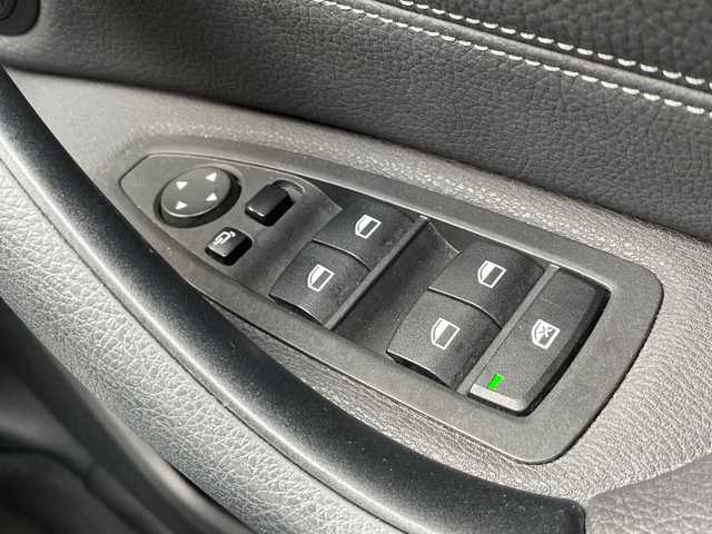 ＢＭＷ Ｘ１ 山口県 2017(平29)年 7.7万km ミネラルホワイト 純正ナビ/DVD/CD/MSV/BT/USB/バックカメラ/純正LEDヘッドライト/純正フォグランプ/オートライト/純正18インチアルミホイール/ハーフレザーシート/前席シートヒーター/パワーバックドア/革巻きステアリング/ステアリングスイッチ/クルーズコントロール/横滑り防止/コーナーセンサー/アイドリングストップ/スマートキー×２/ビルトインETC/ルーフレール/純正フロアマット/トノカバー/電動格納ウインカードアミラー