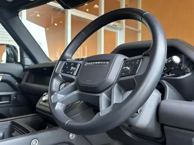 ランドローバー ランドローバー ディフェンダー 110X 宮城県 2023(令5)年 3.3万km 黒 純正11.4インチナビ/全周囲カメラ/AppleCarPlay/Android Auto/黒革シート/シートヒーター/パワーシート/エアシート/アイドリングストップ/ACC/LKA/ブラインドスポットモニター/障害物センサー/衝突軽減ブレーキ/ヒルディセント/エアサス/メリディアンサウンド/デジタルインナーミラー/サンルーフ/USB×２/ETC/背面タイヤ/ワンオーナー/純正20インチAW/オレンジキャリパー/LEDヘッドライト/アダプティブヘッドライト/保証書/スペアキー×１
