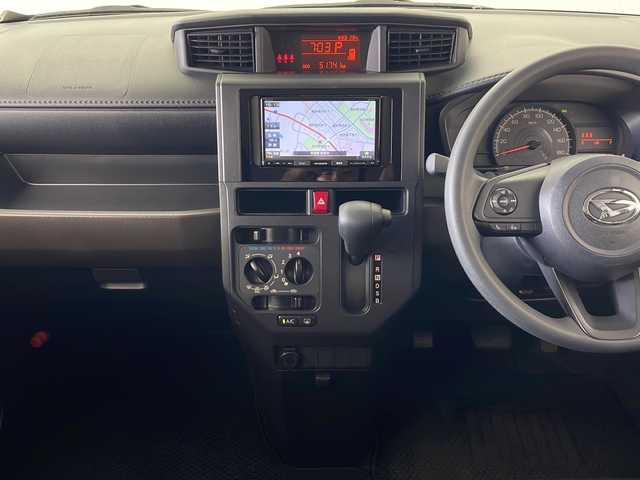 トヨタ ルーミー カスタムG 秋田県 2024(令6)年 0.6万km ブラックマイカメタリック ４WD/社外ナビ【AM/FM/BT】 /バックカメラ　/両側パワースライドドア /ETC /クルーズコントロール　/アイドリングストップ　/スマートキー　/プッシュスタート/LEDヘッドライト　/フォグライト /スマートアシスト/衝突被害軽減システム/横滑り防止装置/レーンキープアシスト/自動パーキングブレーキ/オートホールド/PWR　/オートライト/オートエアコン /純正AW/ウィンカーミラー /リアサンシェード /電格ミラー/社外フロアマット/革巻きステアリング
