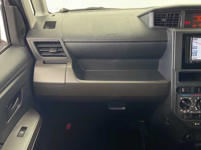 トヨタ ルーミー カスタムG 秋田県 2024(令6)年 0.6万km ブラックマイカメタリック ４WD/社外ナビ【AM/FM/BT】 /バックカメラ　/両側パワースライドドア /ETC /クルーズコントロール　/アイドリングストップ　/スマートキー　/プッシュスタート/LEDヘッドライト　/フォグライト /スマートアシスト/衝突被害軽減システム/横滑り防止装置/レーンキープアシスト/自動パーキングブレーキ/オートホールド/PWR　/オートライト/オートエアコン /純正AW/ウィンカーミラー /リアサンシェード /電格ミラー/社外フロアマット/革巻きステアリング