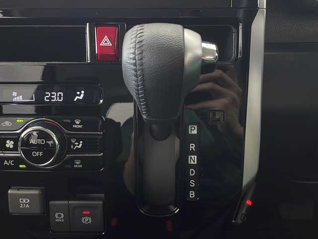 トヨタ ルーミー カスタムG 秋田県 2024(令6)年 0.6万km ブラックマイカメタリック ４WD/社外ナビ【AM/FM/BT】 /バックカメラ　/両側パワースライドドア /ETC /クルーズコントロール　/アイドリングストップ　/スマートキー　/プッシュスタート/LEDヘッドライト　/フォグライト /スマートアシスト/衝突被害軽減システム/横滑り防止装置/レーンキープアシスト/自動パーキングブレーキ/オートホールド/PWR　/オートライト/オートエアコン /純正AW/ウィンカーミラー /リアサンシェード /電格ミラー/社外フロアマット/革巻きステアリング