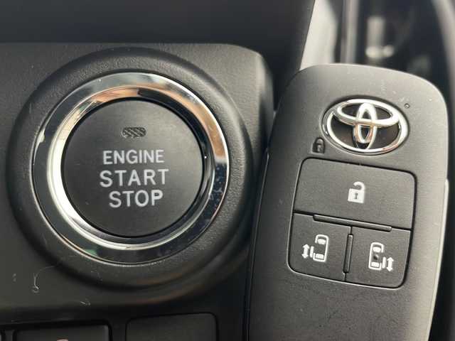 トヨタ ルーミー カスタムG 秋田県 2024(令6)年 0.6万km ブラックマイカメタリック ４WD/社外ナビ【AM/FM/BT】 /バックカメラ　/両側パワースライドドア /ETC /クルーズコントロール　/アイドリングストップ　/スマートキー　/プッシュスタート/LEDヘッドライト　/フォグライト /スマートアシスト/衝突被害軽減システム/横滑り防止装置/レーンキープアシスト/自動パーキングブレーキ/オートホールド/PWR　/オートライト/オートエアコン /純正AW/ウィンカーミラー /リアサンシェード /電格ミラー/社外フロアマット/革巻きステアリング