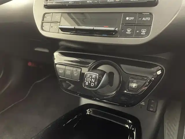 トヨタ プリウス ＰＨＶ S GRスポーツ 兵庫県 2018(平30)年 6.1万km ホワイトパールクリスタルシャイン 純正9インチナビ(CD/DVD/Bluetooth/フルセグTV)/レーダークルーザコントロール/プリクラッシュセーフティー/LDA/ドライブレコーダー/ビルトインETC2.0/ハーフレザーシート/オートマチックハイビーム/オートライト/LEDヘッドライト/LEDフォグランプ/ドアバイザー/純正フロアマット/バックカメラ/TVキャンセラー