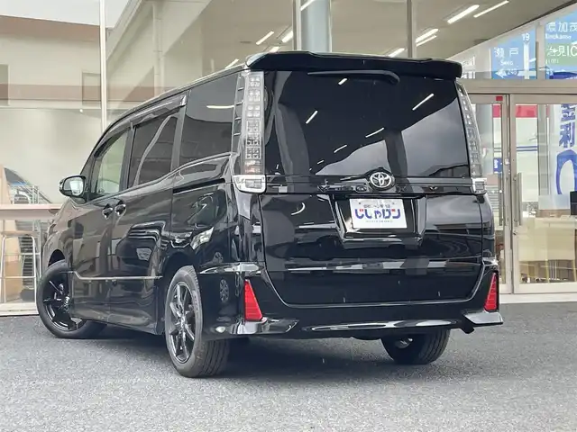 トヨタ ヴォクシー ZS 岐阜県 2014(平26)年 11.7万km ブラック (株)IDOMが運営する【じしゃロン多治見店】の自社ローン専用車両になります。こちらは現金またはオートローンご利用時の価格です。自社ローンご希望の方は別途その旨お申付け下さい。/ALPINEナビ/　（フルセグ/DVD/Bluetooth/HDMI）/バックカメラ/両側パワースライドドア/フリップダウンモニター/ETC/オートライト/LEDヘッドライト/フォグランプ/前後コーナーセンサー/ステアリングリモコン/17インチアルミ/シートカバー/横滑り防止装置