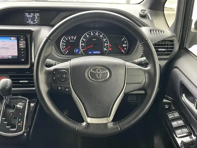 トヨタ ヴォクシー ZS 岐阜県 2014(平26)年 11.7万km ブラック (株)IDOMが運営する【じしゃロン多治見店】の自社ローン専用車両になります。こちらは現金またはオートローンご利用時の価格です。自社ローンご希望の方は別途その旨お申付け下さい。/ALPINEナビ/　（フルセグ/DVD/Bluetooth/HDMI）/バックカメラ/両側パワースライドドア/フリップダウンモニター/ETC/オートライト/LEDヘッドライト/フォグランプ/前後コーナーセンサー/ステアリングリモコン/17インチアルミ/シートカバー/横滑り防止装置