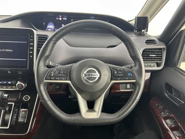 日産 セレナ ハイウェイスター V 愛知県 2020(令2)年 4.3万km ブリリアントホワイトパール 禁煙車/純正10インチナビ/（CD/DVD/Blu-ray/Bluetooth/フルセグTV）/フリップダウンモニター/セーフティパックB/・パーキングアシスト/・標識認識機能/・ふらつき警報/・電動パーキングブレーキ/・オートブレーキホールド/・プロパイロット/・アラウンドビューモニター/・ヒーター付きドアミラー/・ステアリングスイッチ/衝突軽減ブレーキ/オートマチックハイビーム/追従式クルーズコントロール/コーナーセンサー/ETC/両側パワースライドドア/LEDヘッドライト/純正アルミホイール/スマートキー
