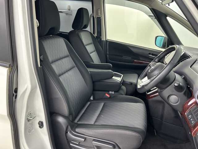 日産 セレナ ハイウェイスター V 愛知県 2020(令2)年 4.3万km ブリリアントホワイトパール 禁煙車/純正10インチナビ/（CD/DVD/Blu-ray/Bluetooth/フルセグTV）/フリップダウンモニター/セーフティパックB/・パーキングアシスト/・標識認識機能/・ふらつき警報/・電動パーキングブレーキ/・オートブレーキホールド/・プロパイロット/・アラウンドビューモニター/・ヒーター付きドアミラー/・ステアリングスイッチ/衝突軽減ブレーキ/オートマチックハイビーム/追従式クルーズコントロール/コーナーセンサー/ETC/両側パワースライドドア/LEDヘッドライト/純正アルミホイール/スマートキー