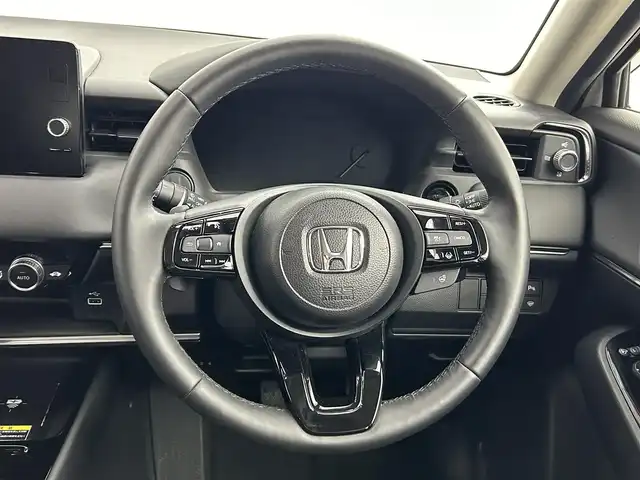 ホンダ ヴェゼル ハイブリッド e:HEV Z 道央・札幌 2024(令6)年 1.8万km プラチナホワイトパール ・４WD/・ホンダセンシング/・ホンダコネクトナビ/・バックカメラ/・ビルトインETC2.0/・ワイヤレス充電/・衝突軽減ブレーキ/・レーダークルーズコントロール/・レーンキープアシスト/・オートハイビーム/・踏み間違い防止/・BSM/・ハーフレザーシート/・前席シートヒーター/・ステアリングヒーター/・ステアリングスイッチ/・LEDヘッドライト/・フォグライト/・オートライト/・プッシュスタート/・スマートキーアイドリングストップ