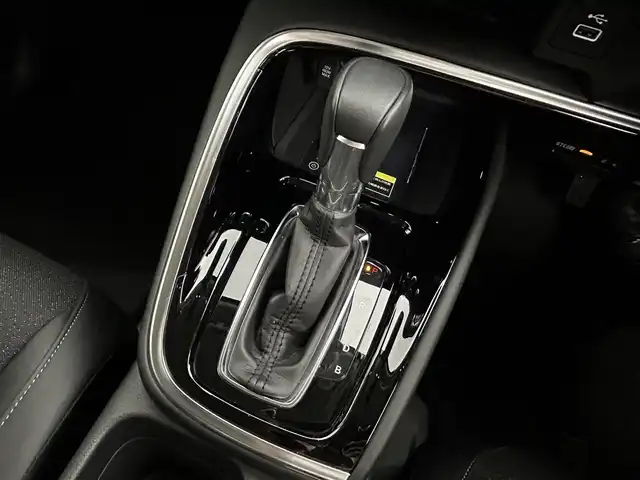 ホンダ ヴェゼル ハイブリッド e:HEV Z 道央・札幌 2024(令6)年 1.8万km プラチナホワイトパール ・４WD/・ホンダセンシング/・ホンダコネクトナビ/・バックカメラ/・ビルトインETC2.0/・ワイヤレス充電/・衝突軽減ブレーキ/・レーダークルーズコントロール/・レーンキープアシスト/・オートハイビーム/・踏み間違い防止/・BSM/・ハーフレザーシート/・前席シートヒーター/・ステアリングヒーター/・ステアリングスイッチ/・LEDヘッドライト/・フォグライト/・オートライト/・プッシュスタート/・スマートキーアイドリングストップ
