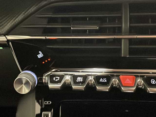プジョー プジョー ２０８ GT 新潟県 2021(令3)年 3万km 赤 オプション/パノラミックガラスルーフ/タッチスクリーン専用カーナビゲーションユニット/GT装備/アルカンタラ＆テップレザーダイナミックシート/フロントシートヒーター/標準装備/3Dデジタルヘッドアップインストルメントパネル/7インチタッチスクリーン/・Applecarplay/・Androidauto/・Bluetooth/アクティブクルーズコントロール/レーンキープアシスト/レーンポジショニングアシスト/ブラインドスポットモニター/インテリジェントハイビーム/フルLEDヘッドライト/インテリアアンビエンスランプ/コーナーセンサー/前後ドライブレコーダー/ETC