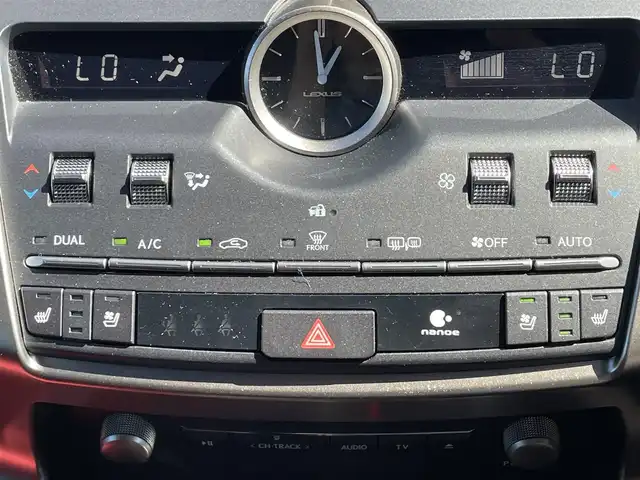 レクサス ＮＸ 300h Fスポーツ 滋賀県 2020(令2)年 3.2万km ホワイトノーヴァガラスフレーク 三眼LEDヘッドライト/モデリスタエアロ(S/R)/サンルーフ/純正ナビ/(Bluetooth/フルセグ/CD/DVD)/レクサスセーフティー/・プリクラッシュセーフティ/・レーダークルーズコントロール/・ブラインドスポットモニター/・レーンキープアシスト/・先行車発進告知/・標識認識/・Autoハイビーム/レザーシート/メモリ付きパワーシート/シートヒーター/ベンチレーション/ステアリングヒーター/バックカメラ/電動リアゲート/電動パーキング/ブレーキホールド/パドルシフト/ETC2.0/USB/前後ドライブレコーダー/電動格納ミラー