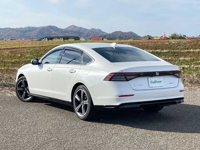 ホンダ アコード e:HEV 新潟県 2024(令6)年 2.2万km プラチナホワイトパール 4WD/純正ディスプレイオーディオ/BT/フルセグテレビ/全方位カメラ/ETC2.0/ドライブレコーダー/衝突被害軽減ブレーキ/レーンキープアシスト/レーダークルーズコントロール/革シート/パワーシート/シートヒーター/パドルシフト/ステアリングスイッチ/コーナーセンサー/スマートキー/プッシュスタート/LEDヘッドライト/オートライト/オートハイビーム/純正18インチアルミホイール