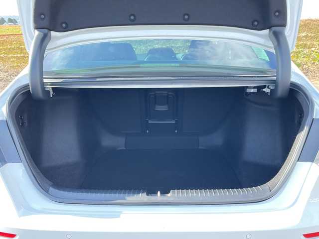 ホンダ アコード e:HEV 新潟県 2024(令6)年 2.2万km プラチナホワイトパール 4WD/純正ディスプレイオーディオ/BT/フルセグテレビ/全方位カメラ/ETC2.0/ドライブレコーダー/衝突被害軽減ブレーキ/レーンキープアシスト/レーダークルーズコントロール/革シート/パワーシート/シートヒーター/パドルシフト/ステアリングスイッチ/コーナーセンサー/スマートキー/プッシュスタート/LEDヘッドライト/オートライト/オートハイビーム/純正18インチアルミホイール