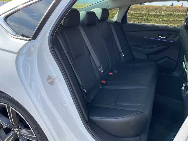 ホンダ アコード e:HEV 新潟県 2024(令6)年 2.2万km プラチナホワイトパール 4WD/純正ディスプレイオーディオ/BT/フルセグテレビ/全方位カメラ/ETC2.0/ドライブレコーダー/衝突被害軽減ブレーキ/レーンキープアシスト/レーダークルーズコントロール/革シート/パワーシート/シートヒーター/パドルシフト/ステアリングスイッチ/コーナーセンサー/スマートキー/プッシュスタート/LEDヘッドライト/オートライト/オートハイビーム/純正18インチアルミホイール