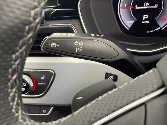 アウディ Ａ４ アバント 40TDIクワトロ Sライン 秋田県 2023(令5)年 0.5万km 白 ４ＷＤ/純正メモリナビ/　(AM/FM/フルセグTV/Bluetooth/USB)/全方位カメラ/アダプティブクルーズコントロール/パドルシフト/パワーバックドア/ハーフレザーシート/前席パワーシート/前席ヒートシーター/オートブレーキホールド/パーキングアシスト/オートライト/オートハイビーム/スマートキー/前後ドライブレコーダー/ＥＴＣ２．０/取扱説明書