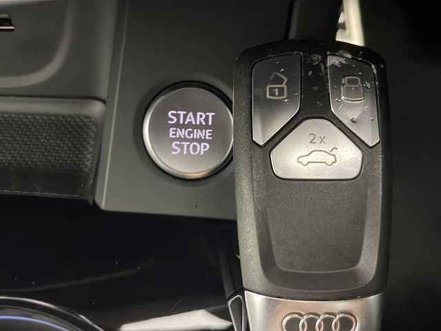 アウディ Ａ４ アバント 40TDIクワトロ Sライン 秋田県 2023(令5)年 0.5万km 白 ４ＷＤ/純正メモリナビ/　(AM/FM/フルセグTV/Bluetooth/USB)/全方位カメラ/アダプティブクルーズコントロール/パドルシフト/パワーバックドア/ハーフレザーシート/前席パワーシート/前席ヒートシーター/オートブレーキホールド/パーキングアシスト/オートライト/オートハイビーム/スマートキー/前後ドライブレコーダー/ＥＴＣ２．０/取扱説明書