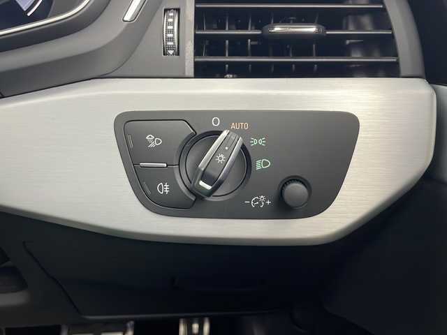 アウディ Ａ４ アバント 40TDIクワトロ Sライン 秋田県 2023(令5)年 0.5万km 白 ４ＷＤ/純正メモリナビ/　(AM/FM/フルセグTV/Bluetooth/USB)/全方位カメラ/アダプティブクルーズコントロール/パドルシフト/パワーバックドア/ハーフレザーシート/前席パワーシート/前席ヒートシーター/オートブレーキホールド/パーキングアシスト/オートライト/オートハイビーム/スマートキー/前後ドライブレコーダー/ＥＴＣ２．０/取扱説明書