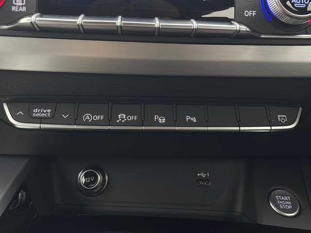 アウディ Ａ４ アバント 40TDIクワトロ Sライン 秋田県 2023(令5)年 0.5万km 白 ４ＷＤ/純正メモリナビ/　(AM/FM/フルセグTV/Bluetooth/USB)/全方位カメラ/アダプティブクルーズコントロール/パドルシフト/パワーバックドア/ハーフレザーシート/前席パワーシート/前席ヒートシーター/オートブレーキホールド/パーキングアシスト/オートライト/オートハイビーム/スマートキー/前後ドライブレコーダー/ＥＴＣ２．０/取扱説明書