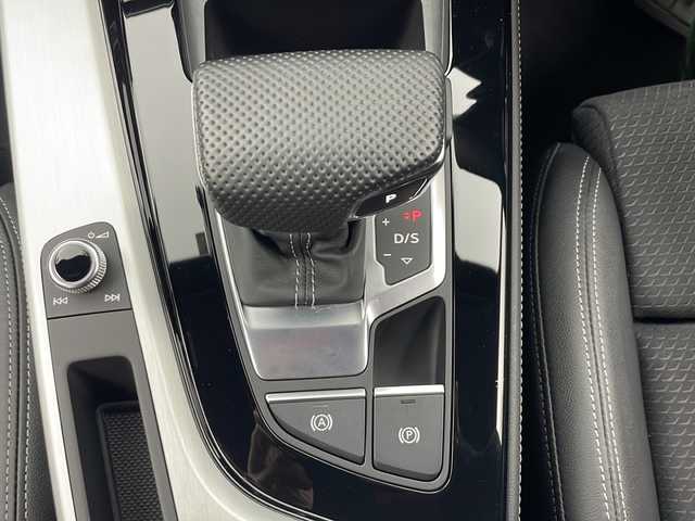 アウディ Ａ４ アバント 40TDIクワトロ Sライン 秋田県 2023(令5)年 0.5万km 白 ４ＷＤ/純正メモリナビ/　(AM/FM/フルセグTV/Bluetooth/USB)/全方位カメラ/アダプティブクルーズコントロール/パドルシフト/パワーバックドア/ハーフレザーシート/前席パワーシート/前席ヒートシーター/オートブレーキホールド/パーキングアシスト/オートライト/オートハイビーム/スマートキー/前後ドライブレコーダー/ＥＴＣ２．０/取扱説明書