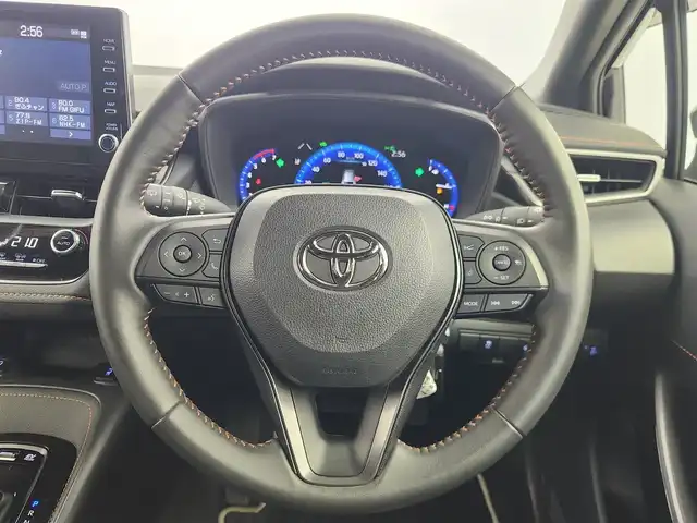 トヨタ カローラツーリング ハイブリッド ダブルバイビー 愛知県 2022(令4)年 2.2万km ブラックマイカ 純正9インチディスプレオーディオ/・フルセグテレビ/・Bluetooth接続/・AM/FMラジオ/・USB入力端子/・交通情報/・Miracast/シートヒーター/ステアリングヒーター/バックカメラ/スマートキー/プッシュスタート/ETC2.0/Toyota Safty Sense/・プリクラッシュセーフティ/・レーントレーシングアシスト/・レーダークルーズコントロール(全車速追従機能付)/・オートマチックハイビーム/・ロードサインアシスト/インテリジェントクリアランスソナー/車両接近通報装置/先行車発進告知機能/純正17インチアルミホイール