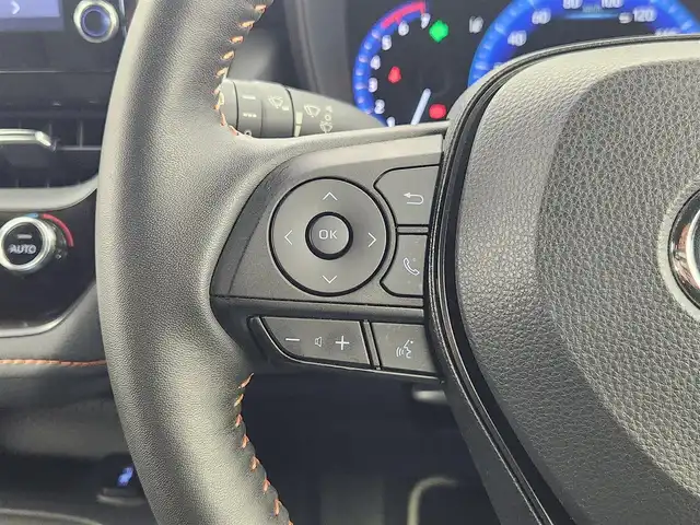 トヨタ カローラツーリング ハイブリッド ダブルバイビー 愛知県 2022(令4)年 2.2万km ブラックマイカ 純正9インチディスプレオーディオ/・フルセグテレビ/・Bluetooth接続/・AM/FMラジオ/・USB入力端子/・交通情報/・Miracast/シートヒーター/ステアリングヒーター/バックカメラ/スマートキー/プッシュスタート/ETC2.0/Toyota Safty Sense/・プリクラッシュセーフティ/・レーントレーシングアシスト/・レーダークルーズコントロール(全車速追従機能付)/・オートマチックハイビーム/・ロードサインアシスト/インテリジェントクリアランスソナー/車両接近通報装置/先行車発進告知機能/純正17インチアルミホイール