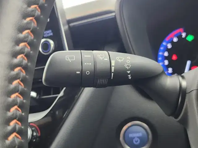 トヨタ カローラツーリング ハイブリッド ダブルバイビー 愛知県 2022(令4)年 2.2万km ブラックマイカ 純正9インチディスプレオーディオ/・フルセグテレビ/・Bluetooth接続/・AM/FMラジオ/・USB入力端子/・交通情報/・Miracast/シートヒーター/ステアリングヒーター/バックカメラ/スマートキー/プッシュスタート/ETC2.0/Toyota Safty Sense/・プリクラッシュセーフティ/・レーントレーシングアシスト/・レーダークルーズコントロール(全車速追従機能付)/・オートマチックハイビーム/・ロードサインアシスト/インテリジェントクリアランスソナー/車両接近通報装置/先行車発進告知機能/純正17インチアルミホイール