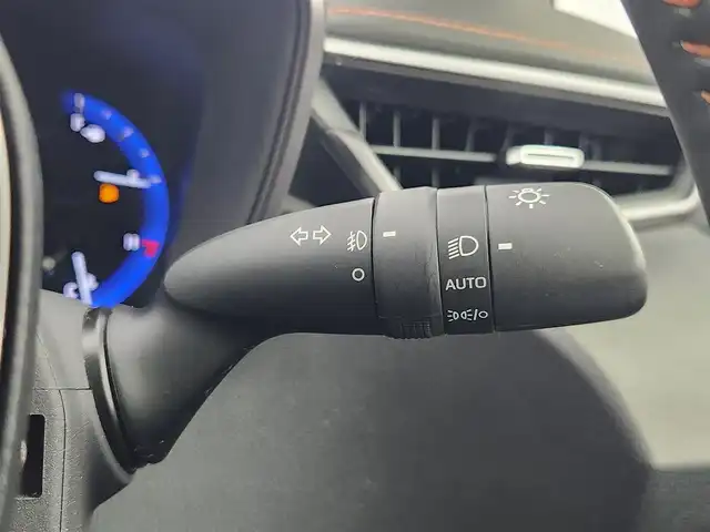 トヨタ カローラツーリング ハイブリッド ダブルバイビー 愛知県 2022(令4)年 2.2万km ブラックマイカ 純正9インチディスプレオーディオ/・フルセグテレビ/・Bluetooth接続/・AM/FMラジオ/・USB入力端子/・交通情報/・Miracast/シートヒーター/ステアリングヒーター/バックカメラ/スマートキー/プッシュスタート/ETC2.0/Toyota Safty Sense/・プリクラッシュセーフティ/・レーントレーシングアシスト/・レーダークルーズコントロール(全車速追従機能付)/・オートマチックハイビーム/・ロードサインアシスト/インテリジェントクリアランスソナー/車両接近通報装置/先行車発進告知機能/純正17インチアルミホイール