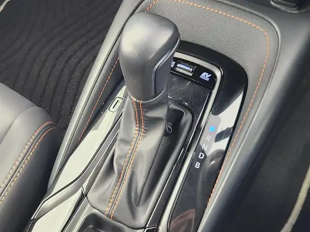 トヨタ カローラツーリング ハイブリッド ダブルバイビー 愛知県 2022(令4)年 2.2万km ブラックマイカ 純正9インチディスプレオーディオ/・フルセグテレビ/・Bluetooth接続/・AM/FMラジオ/・USB入力端子/・交通情報/・Miracast/シートヒーター/ステアリングヒーター/バックカメラ/スマートキー/プッシュスタート/ETC2.0/Toyota Safty Sense/・プリクラッシュセーフティ/・レーントレーシングアシスト/・レーダークルーズコントロール(全車速追従機能付)/・オートマチックハイビーム/・ロードサインアシスト/インテリジェントクリアランスソナー/車両接近通報装置/先行車発進告知機能/純正17インチアルミホイール