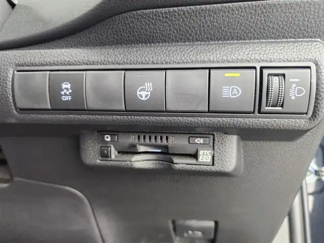 トヨタ カローラツーリング ハイブリッド ダブルバイビー 愛知県 2022(令4)年 2.2万km ブラックマイカ 純正9インチディスプレオーディオ/・フルセグテレビ/・Bluetooth接続/・AM/FMラジオ/・USB入力端子/・交通情報/・Miracast/シートヒーター/ステアリングヒーター/バックカメラ/スマートキー/プッシュスタート/ETC2.0/Toyota Safty Sense/・プリクラッシュセーフティ/・レーントレーシングアシスト/・レーダークルーズコントロール(全車速追従機能付)/・オートマチックハイビーム/・ロードサインアシスト/インテリジェントクリアランスソナー/車両接近通報装置/先行車発進告知機能/純正17インチアルミホイール