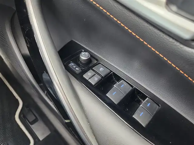 トヨタ カローラツーリング ハイブリッド ダブルバイビー 愛知県 2022(令4)年 2.2万km ブラックマイカ 純正9インチディスプレオーディオ/・フルセグテレビ/・Bluetooth接続/・AM/FMラジオ/・USB入力端子/・交通情報/・Miracast/シートヒーター/ステアリングヒーター/バックカメラ/スマートキー/プッシュスタート/ETC2.0/Toyota Safty Sense/・プリクラッシュセーフティ/・レーントレーシングアシスト/・レーダークルーズコントロール(全車速追従機能付)/・オートマチックハイビーム/・ロードサインアシスト/インテリジェントクリアランスソナー/車両接近通報装置/先行車発進告知機能/純正17インチアルミホイール