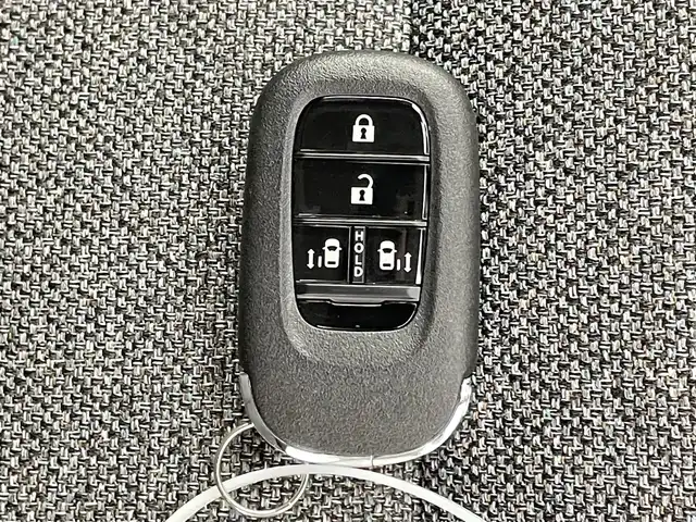 ホンダ フリード ハイブリット e:HEV AIR EX 千葉県 2025(令7)年 0.2万km プラチナホワイトパール 禁煙車/ホンダセンシング/・路外逸脱抑制機能/・ブラインドスポットインフォメーション/・踏み間違い衝突軽減システム/・衝突軽減ブレーキ/・パーキングセンサー/・レーダークルーズコントロール/両側パワースライドドア/純正９型ホンダコネクトナビ/・型番：LXM-242ZFNi/・Apple CarPlay/Android Auto/Bluetooth/フルセグTV/・バックカメラ/皮巻きステアリング/・ステアリングスイッチ/ハーフレザーシート/・DNシートヒーター/電子パーキング/・ブレーキホールド/純正15インチAW/オートライト/・LEDヘッドライト