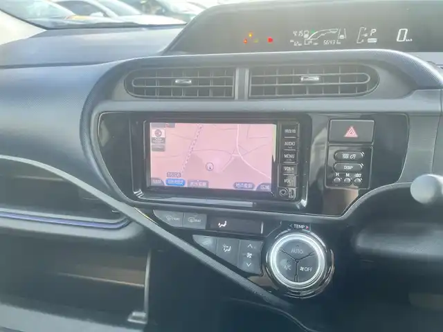 トヨタ アクア S 島根県 2016(平28)年 5.7万km ディープアメジストマイカメタリック 純正SDナビ　/地デジ/Ｂｌｕｅｔｏｏｔｈ　/バックカメラ　/ドライブレコーダー　/ＥＴＣ　/レーンアシスト　/プリクラッシュセーフティー　/オートハイビーム/ライト　/スマートキー/プッシュスタート/純正フロアマット　/社外15インチアルミホイール