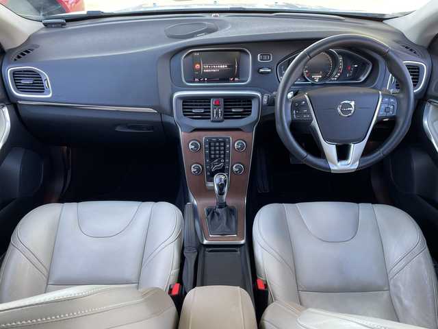 ボルボ Ｖ４０ D4 インスクリプション 三重県 2018(平30)年 18.1万km クリスタルホワイトP 登録時180445km/ハーマンカードン/白レザーシート/純正ナビ/（AM/FM/TV/Bluetooth）/ワンセグTV/バックカメラ/ETC/ステアリングスイッチ/パドルシフト/クルーズコントロール/オートライト/シートメモリー/パワーシート/シートヒーター/衝突軽減システム/BSM/コーナーセンサー/レーンキープアシスト/純正フロアマット/スペアキー/プッシュスタート