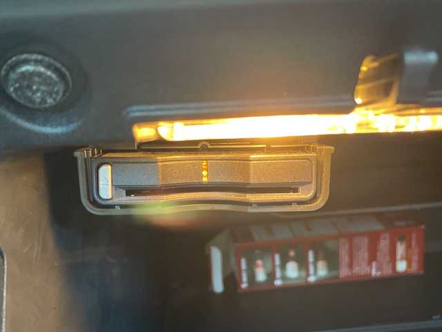 ボルボ Ｖ４０ D4 インスクリプション 三重県 2018(平30)年 18.1万km クリスタルホワイトP 登録時180445km/ハーマンカードン/白レザーシート/純正ナビ/（AM/FM/TV/Bluetooth）/ワンセグTV/バックカメラ/ETC/ステアリングスイッチ/パドルシフト/クルーズコントロール/オートライト/シートメモリー/パワーシート/シートヒーター/衝突軽減システム/BSM/コーナーセンサー/レーンキープアシスト/純正フロアマット/スペアキー/プッシュスタート