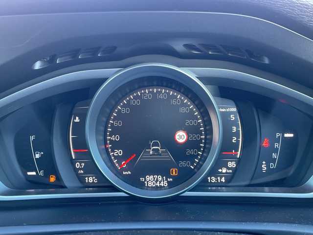 ボルボ Ｖ４０ D4 インスクリプション 三重県 2018(平30)年 18.1万km クリスタルホワイトP 登録時180445km/ハーマンカードン/白レザーシート/純正ナビ/（AM/FM/TV/Bluetooth）/ワンセグTV/バックカメラ/ETC/ステアリングスイッチ/パドルシフト/クルーズコントロール/オートライト/シートメモリー/パワーシート/シートヒーター/衝突軽減システム/BSM/コーナーセンサー/レーンキープアシスト/純正フロアマット/スペアキー/プッシュスタート