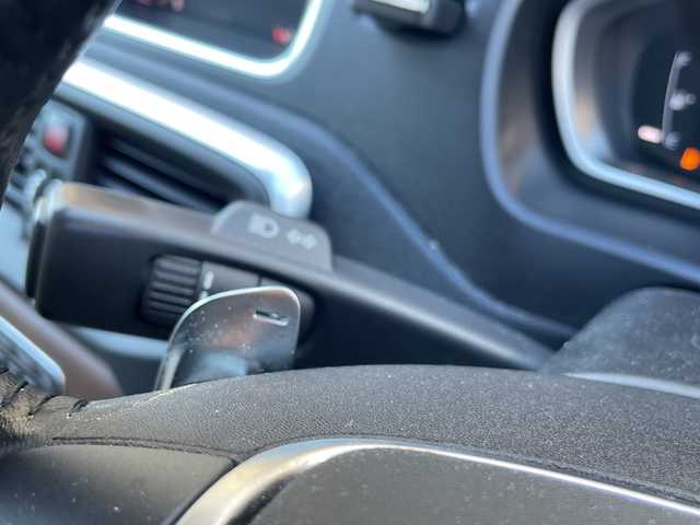 ボルボ Ｖ４０ D4 インスクリプション 三重県 2018(平30)年 18.1万km クリスタルホワイトP 登録時180445km/ハーマンカードン/白レザーシート/純正ナビ/（AM/FM/TV/Bluetooth）/ワンセグTV/バックカメラ/ETC/ステアリングスイッチ/パドルシフト/クルーズコントロール/オートライト/シートメモリー/パワーシート/シートヒーター/衝突軽減システム/BSM/コーナーセンサー/レーンキープアシスト/純正フロアマット/スペアキー/プッシュスタート