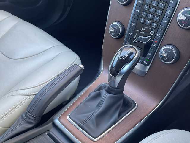 ボルボ Ｖ４０ D4 インスクリプション 三重県 2018(平30)年 18.1万km クリスタルホワイトP 登録時180445km/ハーマンカードン/白レザーシート/純正ナビ/（AM/FM/TV/Bluetooth）/ワンセグTV/バックカメラ/ETC/ステアリングスイッチ/パドルシフト/クルーズコントロール/オートライト/シートメモリー/パワーシート/シートヒーター/衝突軽減システム/BSM/コーナーセンサー/レーンキープアシスト/純正フロアマット/スペアキー/プッシュスタート