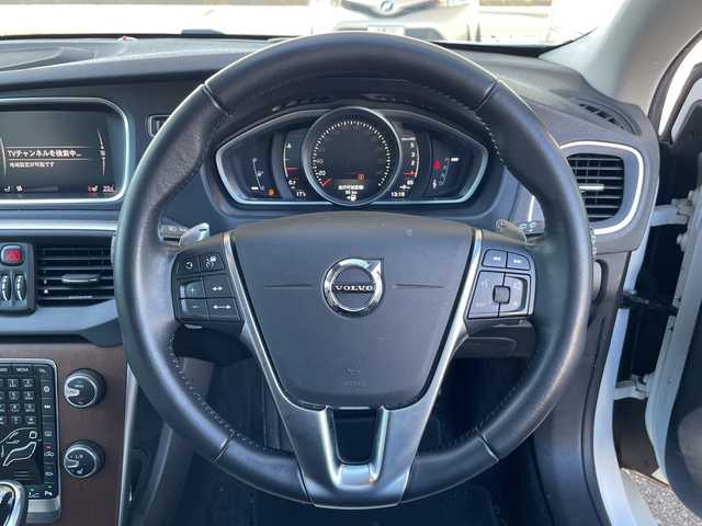 ボルボ Ｖ４０ D4 インスクリプション 三重県 2018(平30)年 18.1万km クリスタルホワイトP 登録時180445km/ハーマンカードン/白レザーシート/純正ナビ/（AM/FM/TV/Bluetooth）/ワンセグTV/バックカメラ/ETC/ステアリングスイッチ/パドルシフト/クルーズコントロール/オートライト/シートメモリー/パワーシート/シートヒーター/衝突軽減システム/BSM/コーナーセンサー/レーンキープアシスト/純正フロアマット/スペアキー/プッシュスタート