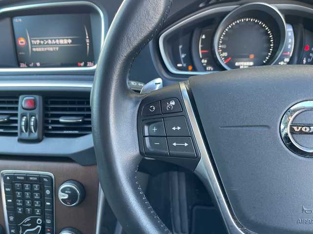 ボルボ Ｖ４０ D4 インスクリプション 三重県 2018(平30)年 18.1万km クリスタルホワイトP 登録時180445km/ハーマンカードン/白レザーシート/純正ナビ/（AM/FM/TV/Bluetooth）/ワンセグTV/バックカメラ/ETC/ステアリングスイッチ/パドルシフト/クルーズコントロール/オートライト/シートメモリー/パワーシート/シートヒーター/衝突軽減システム/BSM/コーナーセンサー/レーンキープアシスト/純正フロアマット/スペアキー/プッシュスタート