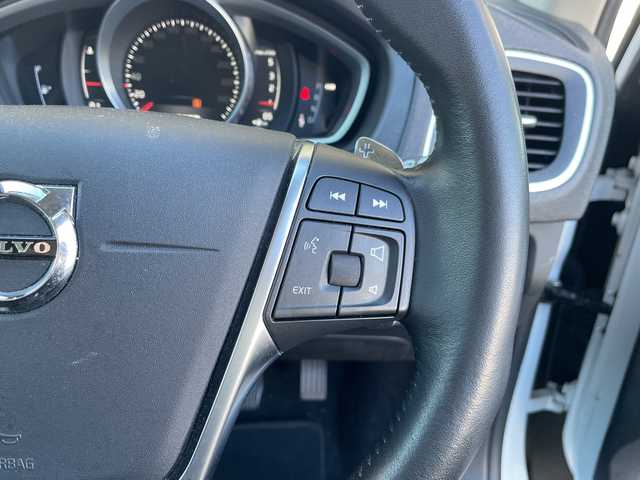 ボルボ Ｖ４０ D4 インスクリプション 三重県 2018(平30)年 18.1万km クリスタルホワイトP 登録時180445km/ハーマンカードン/白レザーシート/純正ナビ/（AM/FM/TV/Bluetooth）/ワンセグTV/バックカメラ/ETC/ステアリングスイッチ/パドルシフト/クルーズコントロール/オートライト/シートメモリー/パワーシート/シートヒーター/衝突軽減システム/BSM/コーナーセンサー/レーンキープアシスト/純正フロアマット/スペアキー/プッシュスタート