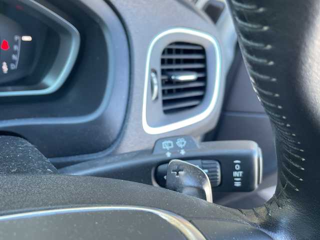 ボルボ Ｖ４０ D4 インスクリプション 三重県 2018(平30)年 18.1万km クリスタルホワイトP 登録時180445km/ハーマンカードン/白レザーシート/純正ナビ/（AM/FM/TV/Bluetooth）/ワンセグTV/バックカメラ/ETC/ステアリングスイッチ/パドルシフト/クルーズコントロール/オートライト/シートメモリー/パワーシート/シートヒーター/衝突軽減システム/BSM/コーナーセンサー/レーンキープアシスト/純正フロアマット/スペアキー/プッシュスタート