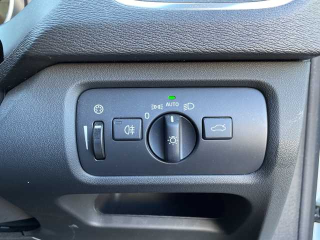 ボルボ Ｖ４０ D4 インスクリプション 三重県 2018(平30)年 18.1万km クリスタルホワイトP 登録時180445km/ハーマンカードン/白レザーシート/純正ナビ/（AM/FM/TV/Bluetooth）/ワンセグTV/バックカメラ/ETC/ステアリングスイッチ/パドルシフト/クルーズコントロール/オートライト/シートメモリー/パワーシート/シートヒーター/衝突軽減システム/BSM/コーナーセンサー/レーンキープアシスト/純正フロアマット/スペアキー/プッシュスタート