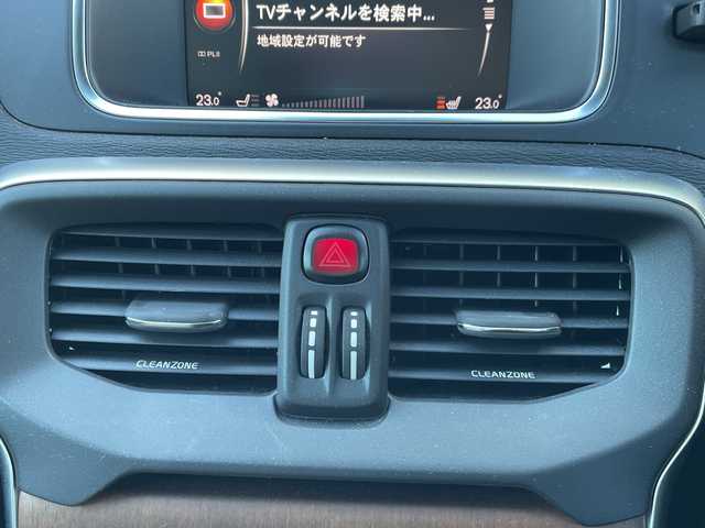 ボルボ Ｖ４０ D4 インスクリプション 三重県 2018(平30)年 18.1万km クリスタルホワイトP 登録時180445km/ハーマンカードン/白レザーシート/純正ナビ/（AM/FM/TV/Bluetooth）/ワンセグTV/バックカメラ/ETC/ステアリングスイッチ/パドルシフト/クルーズコントロール/オートライト/シートメモリー/パワーシート/シートヒーター/衝突軽減システム/BSM/コーナーセンサー/レーンキープアシスト/純正フロアマット/スペアキー/プッシュスタート