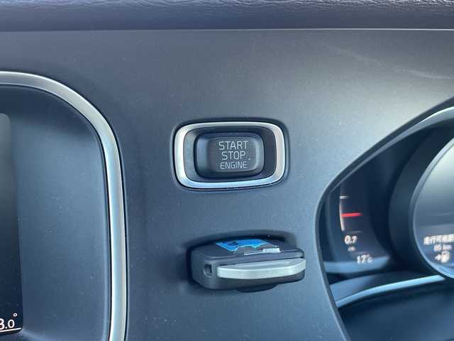 ボルボ Ｖ４０ D4 インスクリプション 三重県 2018(平30)年 18.1万km クリスタルホワイトP 登録時180445km/ハーマンカードン/白レザーシート/純正ナビ/（AM/FM/TV/Bluetooth）/ワンセグTV/バックカメラ/ETC/ステアリングスイッチ/パドルシフト/クルーズコントロール/オートライト/シートメモリー/パワーシート/シートヒーター/衝突軽減システム/BSM/コーナーセンサー/レーンキープアシスト/純正フロアマット/スペアキー/プッシュスタート