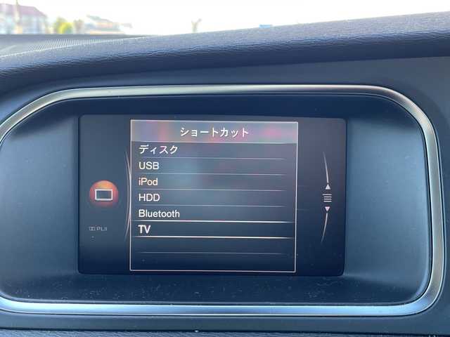 ボルボ Ｖ４０ D4 インスクリプション 三重県 2018(平30)年 18.1万km クリスタルホワイトP 登録時180445km/ハーマンカードン/白レザーシート/純正ナビ/（AM/FM/TV/Bluetooth）/ワンセグTV/バックカメラ/ETC/ステアリングスイッチ/パドルシフト/クルーズコントロール/オートライト/シートメモリー/パワーシート/シートヒーター/衝突軽減システム/BSM/コーナーセンサー/レーンキープアシスト/純正フロアマット/スペアキー/プッシュスタート