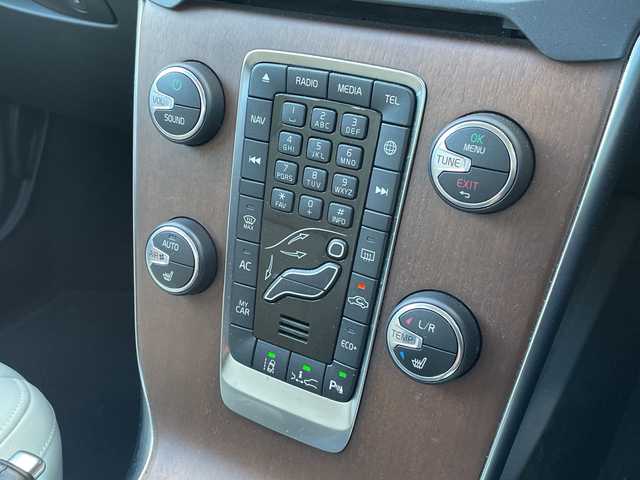 ボルボ Ｖ４０ D4 インスクリプション 三重県 2018(平30)年 18.1万km クリスタルホワイトP 登録時180445km/ハーマンカードン/白レザーシート/純正ナビ/（AM/FM/TV/Bluetooth）/ワンセグTV/バックカメラ/ETC/ステアリングスイッチ/パドルシフト/クルーズコントロール/オートライト/シートメモリー/パワーシート/シートヒーター/衝突軽減システム/BSM/コーナーセンサー/レーンキープアシスト/純正フロアマット/スペアキー/プッシュスタート